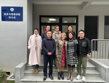 一群人站在一起合影中度可信度描述已自動生成